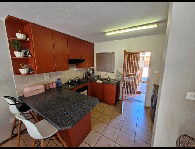 2 BEDROOM APARTMENT FOR SALE IN HEUWELSIG ESTATE